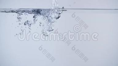 用气泡和溅在干净的白色背景上的水浇水